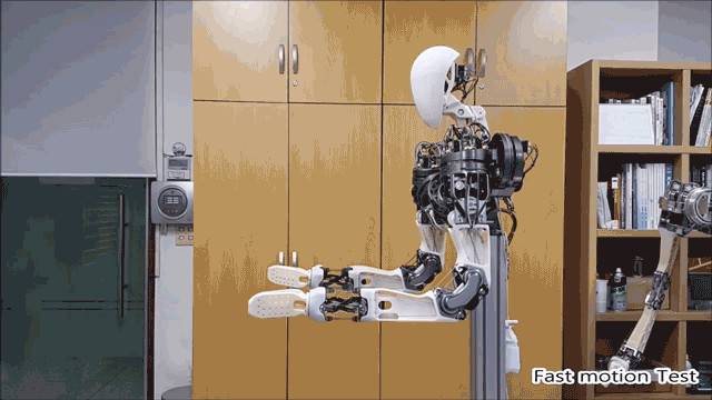 世界上手速最快的仿人機器人誕生在韓國!魔術師也要失業了!