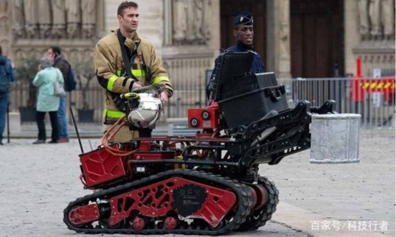 機器人在巴黎圣母院大火中做了些什么