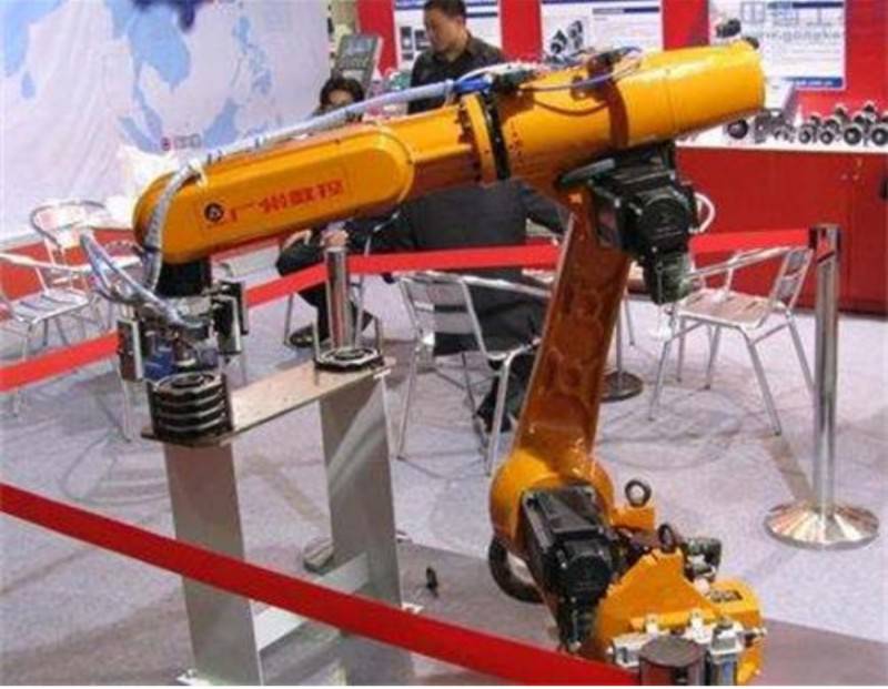 由機器人生產的車頂架