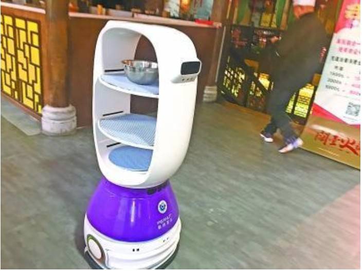 武漢多家餐廳“請”機器人端盤子