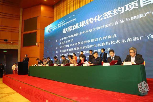 鄂產養老陪護機器人有望5年內面世 可幫老人喂藥